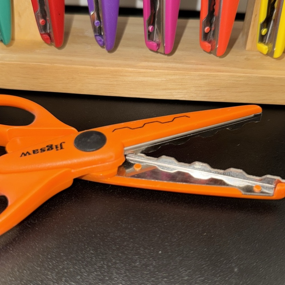 Craft Scissors, 12 different Cutting Designs, EUC - Picture 15 of 16